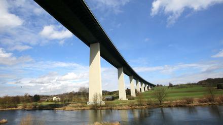 Die Ruhrtalbrücke verbindet Rheinland und Ruhrgebiet, das schicke Düsseldorf und die Arbeiterstadt Essen.