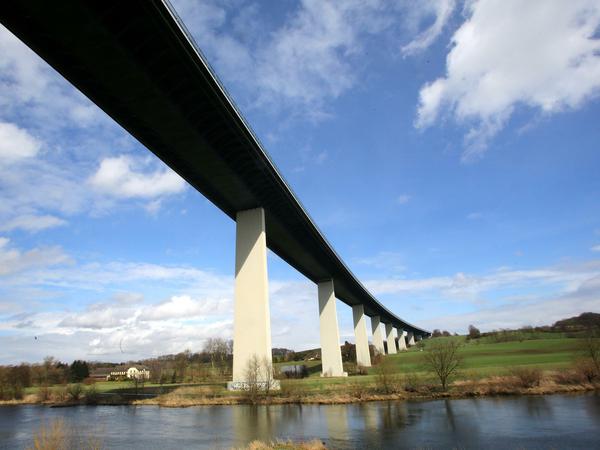 Die Ruhrtalbrücke verbindet Rheinland und Ruhrgebiet, das schicke Düsseldorf und die Arbeiterstadt Essen.