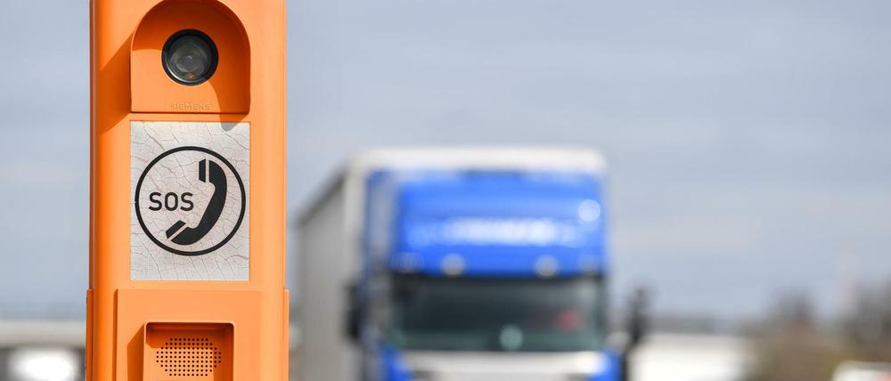 Ein Lastwagen fährt auf der A5 an einer Notrufsäule vorbei.