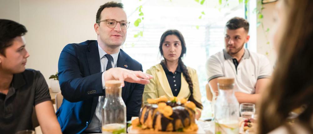Bundegesundheitsminister Jens Spahn (CDU) trifft Pflegeschüler in Pristina.