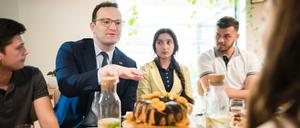 Bundegesundheitsminister Jens Spahn (CDU) trifft Pflegeschüler in Pristina.