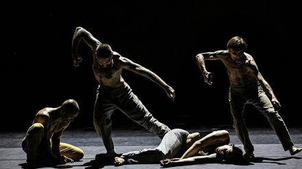 Die Akram Khan Company performt "Outwitting the Devil" in Stuttgart.