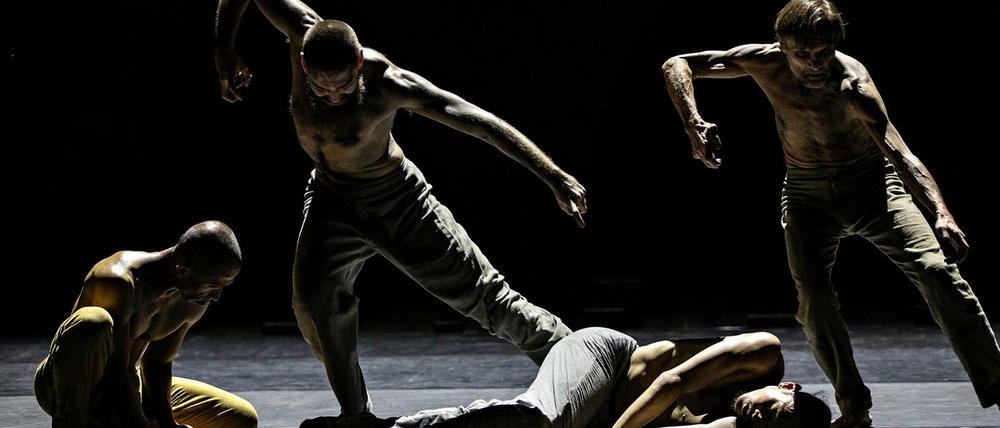 Die Akram Khan Company performt "Outwitting the Devil" in Stuttgart.