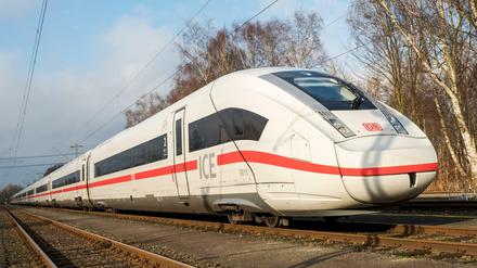 Der ICE mit mehr als 800 Fahrgästen wurde in Offenbach evakuiert.