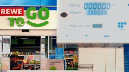 Verkaufsstelle Tanke. Auch die Regale der Spritstationen wie hier am Tempelhofer Damm sind oft üppig bestückt. 