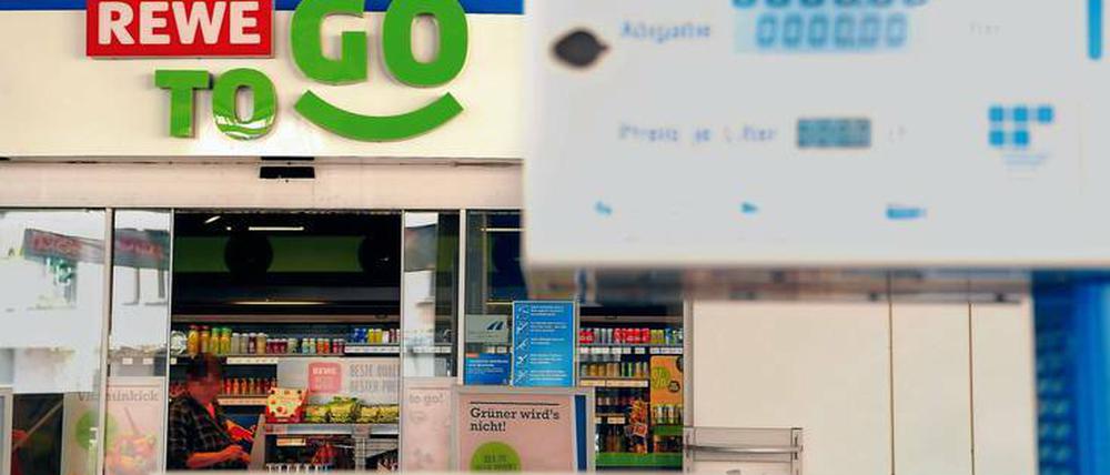 Verkaufsstelle Tanke. Auch die Regale der Spritstationen wie hier am Tempelhofer Damm sind oft üppig bestückt.