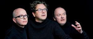 Im Angesicht des „Feurigen Auges“: Justus Jonas (Oliver Rohrbeck, links), Bob Andrews (Andreas Fröhlich, Mitte) und Peter Shaw (Jens Wawrczeck).