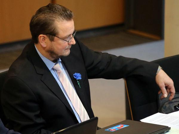 Andreas Wild mit Kornblume im Abgeordnetenhaus.
