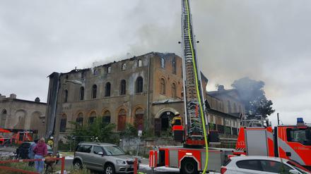Die Feuerwehr bei den Löscharbeiten an dem ehemaligen Gesellschaftshaus in Grünau. 