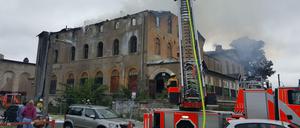 Die Feuerwehr bei den Löscharbeiten an dem ehemaligen Gesellschaftshaus in Grünau. 