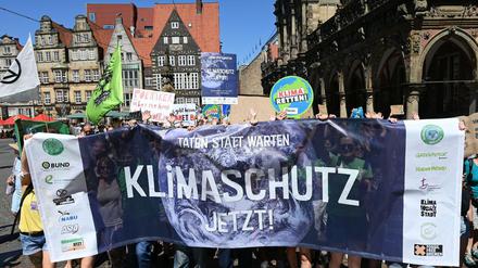 Teilnehmer bei einer Großdemonstration für Klimaschutz in Bremen. 