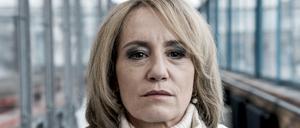 Gegen alle Widerstände: Ärztin Annebärbel (Ulrike Krumbiegel) greift wieder zu den Schlittschuhen.