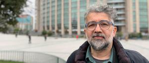 Erol Önderoglu vor dem Istanbuler Justizpalast, in dem am Mittwoch das Urteil im Prozess gegen ihn erwartet wird. 