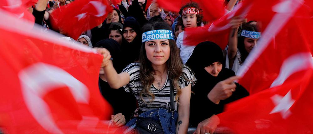 Selbstbild. Viele Türken sind mit Präsident Erdogan überzeugt davon, dass es um die Partnerschaft mit dem Westen nicht mehr gut bestellt ist.