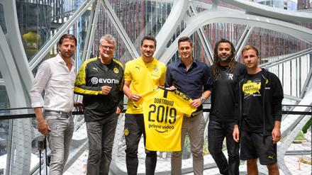 Wenn Amazon ruft, dann fahren die Repräsentanten von Borussia Dortmund auch in die Amazon-Zentrale in Seattle: Roman Weidenfeller (l-r), Stadionsprecher Norbert Dickel, Mats Hummels, Sebastian Kehl, Patrick Owomoyela und Mario Götze.