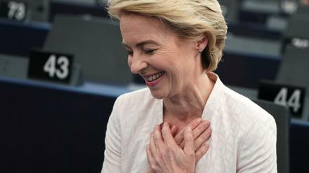 Ursula von der Leyen freut sich nach der Bekanntgabe der Wahlergebnisse im Plenarsaal.