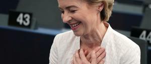 Ursula von der Leyen freut sich nach der Bekanntgabe der Wahlergebnisse im Plenarsaal.