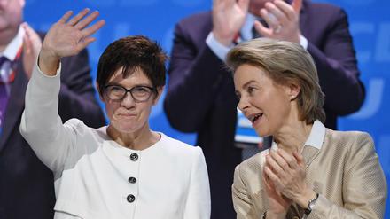 ARCHIV - 26.02.2018, Berlin: Verteidigungsministerin Ursula von der Leyen (CDU, r) applaudiert Annegret Kramp-Karrenbauer (CDU) nach ihrer Rede beim 30. Parteitag der Christlich Demokratischen Union Deutschlands (CDU). CDU-Chefin Annegret Kramp-Karrenbauer wird überraschend neue Verteidigungsministerin. Das erfuhr die Deutsche Presse-Agentur am Dienstagabend (16.07.2019) aus Kreisen des CDU-Präsidiums. Foto: Ralf Hirschberger/dpa +++ dpa-Bildfunk +++