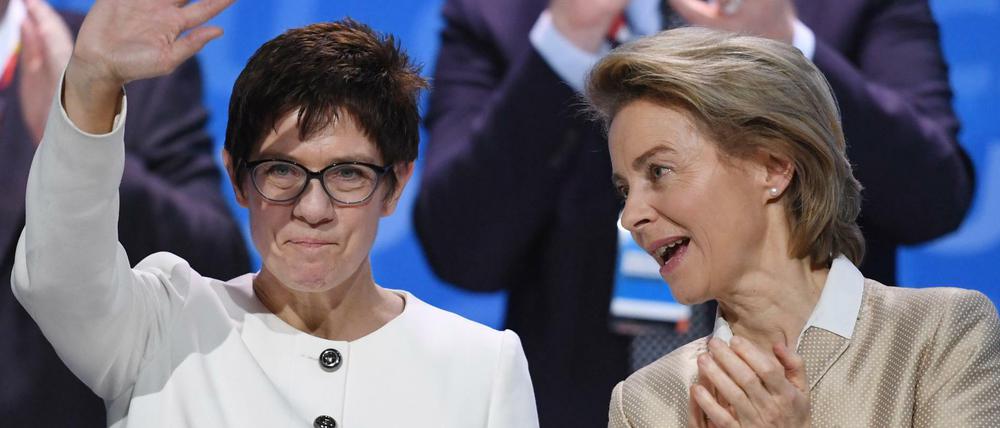 ARCHIV - 26.02.2018, Berlin: Verteidigungsministerin Ursula von der Leyen (CDU, r) applaudiert Annegret Kramp-Karrenbauer (CDU) nach ihrer Rede beim 30. Parteitag der Christlich Demokratischen Union Deutschlands (CDU). CDU-Chefin Annegret Kramp-Karrenbauer wird überraschend neue Verteidigungsministerin. Das erfuhr die Deutsche Presse-Agentur am Dienstagabend (16.07.2019) aus Kreisen des CDU-Präsidiums. Foto: Ralf Hirschberger/dpa +++ dpa-Bildfunk +++