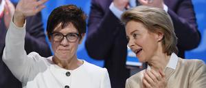 ARCHIV - 26.02.2018, Berlin: Verteidigungsministerin Ursula von der Leyen (CDU, r) applaudiert Annegret Kramp-Karrenbauer (CDU) nach ihrer Rede beim 30. Parteitag der Christlich Demokratischen Union Deutschlands (CDU). CDU-Chefin Annegret Kramp-Karrenbauer wird überraschend neue Verteidigungsministerin. Das erfuhr die Deutsche Presse-Agentur am Dienstagabend (16.07.2019) aus Kreisen des CDU-Präsidiums. Foto: Ralf Hirschberger/dpa +++ dpa-Bildfunk +++