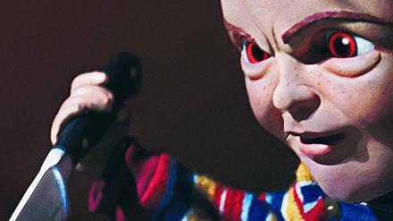 Will nur spielen. Mörderpuppe Chucky wetzt das Messer.
