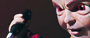 Will nur spielen. Mörderpuppe Chucky wetzt das Messer.