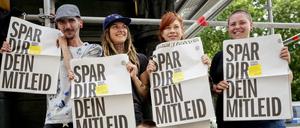 Mitglieder der Karuna Sozialgenossenschaft halten die Straßenzeitung "Karuna Kompass".