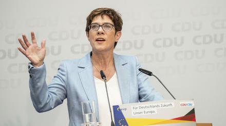 Als CDU-Chefin ins Kabinett. Annegret Kramp-Karrenbauer erweist sich als Allzweckwaffe der Union.