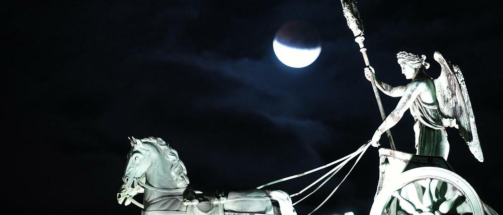 Mondfinsternis hinter der Quadriga vom Brandenburger Tor