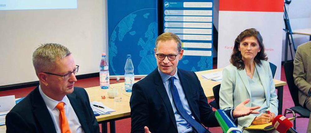 Offen für alles. Michael Müller (Mitte), FU-Präsident Günter Ziegler und Marion Müller, Geschäftsführerin der Einstein-Stiftung.