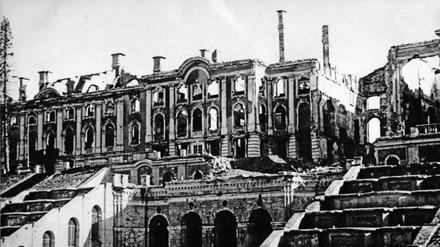 Der Palast von Peterhof geriet bei der Einnahme durch die Wehrmacht im September 1941 in Brand. Der Wiederaufbau ist bis heute nicht abgeschlossen.