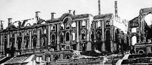 Der Palast von Peterhof geriet bei der Einnahme durch die Wehrmacht im September 1941 in Brand. Der Wiederaufbau ist bis heute nicht abgeschlossen. 