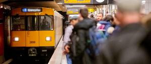 Eine U-Bahn fährt in den U-Bahnhof Berliner Straße ein.