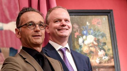 Außenminister Heiko Maas und Eike Dieter Schmidt, Direktor der Uffizien, vor dem Gemälde "Vaso di Fiori" (Blumenvase) von Jan van Huysum.