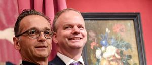 Außenminister Heiko Maas und Eike Dieter Schmidt, Direktor der Uffizien, vor dem Gemälde "Vaso di Fiori" (Blumenvase) von Jan van Huysum. 