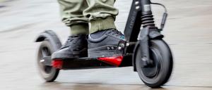 Im ersten Monat nach der Zulassung der E-Scooter für den Straßenverkehr stellte die Berliner Polizei schon viele Verstöße fest.