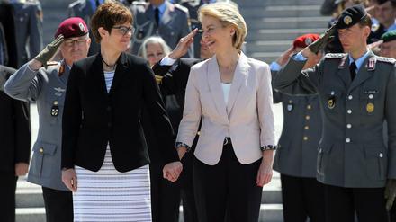 Hand in Hand. Ursula von der Leyen und Nachfolgerin Annegret Kramp-Karrenbauer bei der Amtseinführung im Bundesverteidigungsministerium.