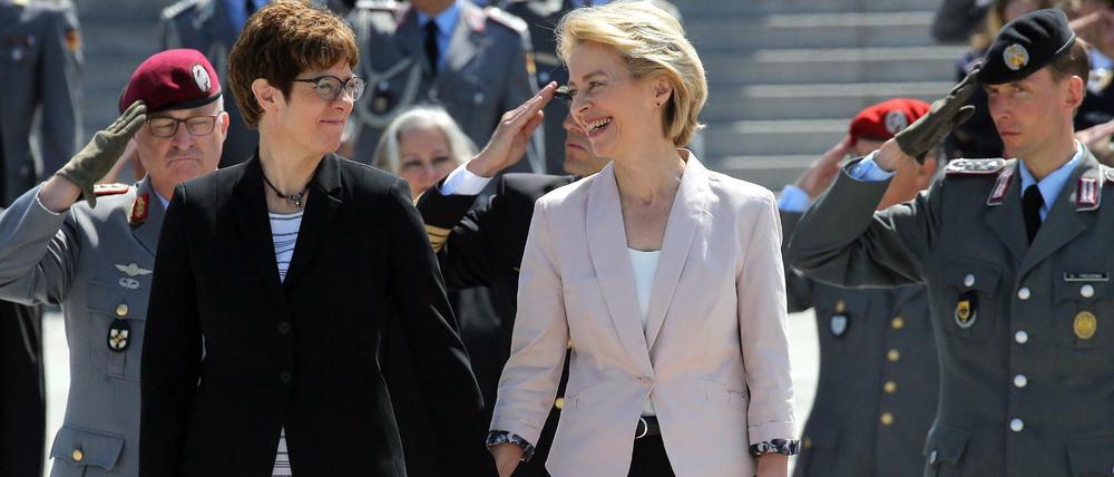 Hand in Hand. Ursula von der Leyen und Nachfolgerin Annegret Kramp-Karrenbauer bei der Amtseinführung im Bundesverteidigungsministerium.
