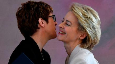 Amtsübergabe: Annegret Kramp-Karrenbauer und Ursula von der Leyen am Mittwoch im Schloss Bellevue.