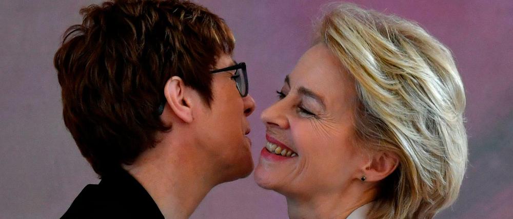 Amtsübergabe: Annegret Kramp-Karrenbauer und Ursula von der Leyen am Mittwoch im Schloss Bellevue.