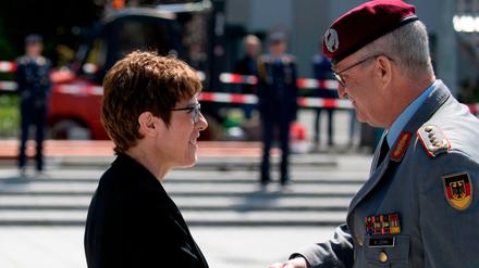 Annegret Kramp-Karrenbauer erhielt nach ihrer Ernennung zur Verteidigungsministerin einem Empfang mit militärischen Ehren.