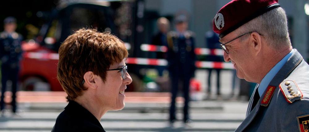 Annegret Kramp-Karrenbauer erhielt nach ihrer Ernennung zur Verteidigungsministerin einem Empfang mit militärischen Ehren.