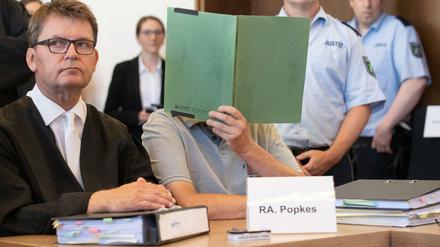 Jann Henrik Popkes (l), Rechtsanwalt und Verteidiger des Angeklagten Heiko V. (2.v.l), aufgenommen im Landgericht.