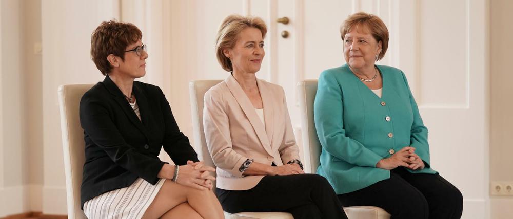 Ursula von der Leyen (CDU, Mitte), scheidende Verteidigungsministerin und neugewählte EU-Kommissionspräsidentin, sitzt im Schloss Bellevue neben ihrer Nachfolgerin Annegret Kramp-Karrenbauer (links), Bundesvorsitzende der CDU, und Bundeskanzlerin Angela Merkel (CDU).