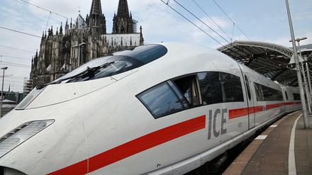 Ein ICE steht im Kölner Hauptbahnhof.