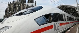 Ein ICE steht im Kölner Hauptbahnhof. 