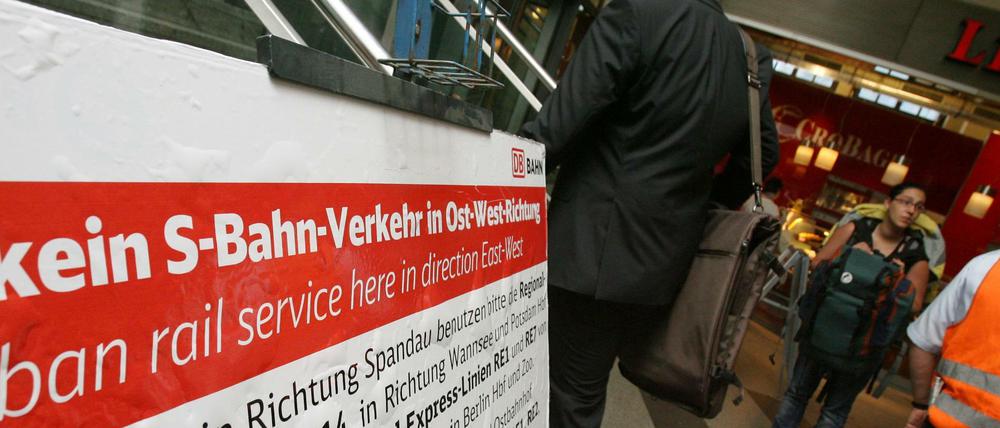 „Hier kein S-Bahn-Verkehr in Ost-West-Richtung“ – vom 20. Juli 2009 an galt bei der Berliner S-Bahn ein Notfall-Fahrplan.