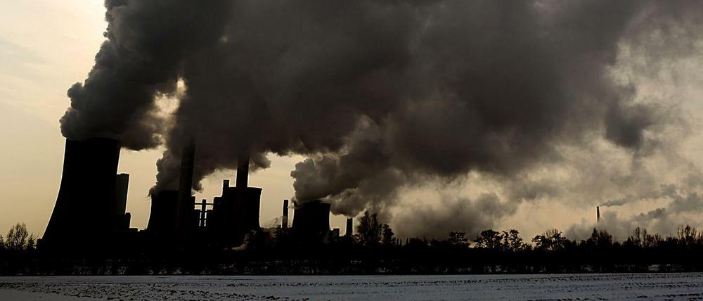 Dampf und Rauch steigen aus dem RWE Braunkohlekraftwerk Niederaußem.