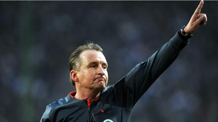 Rauf mit dir! Der ehemalige Bundesliga-Schiedsrichter Lutz Wagner ist heute DFB-Chef-Lehrwart.