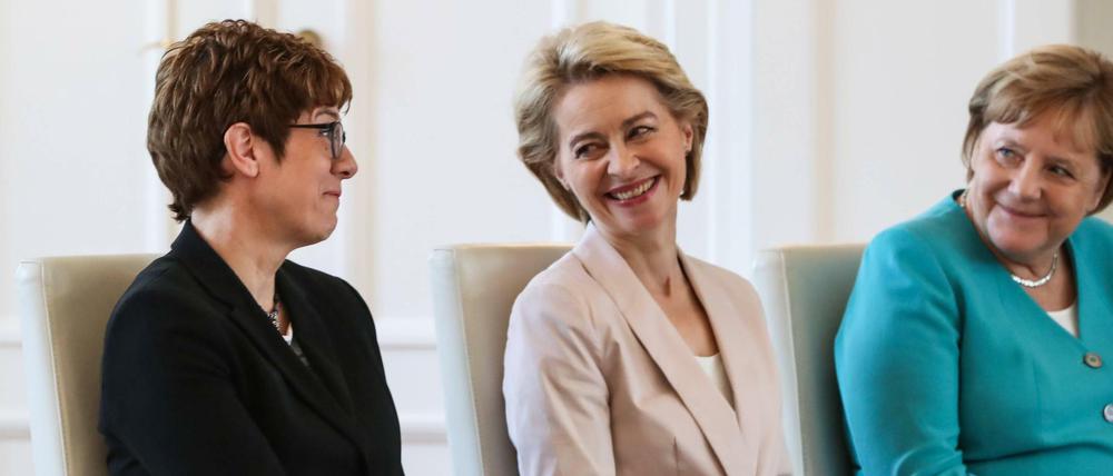 Haben alle Grund zu Lachen: Kramp-Karrenbauer, von der Leyen und Merkel